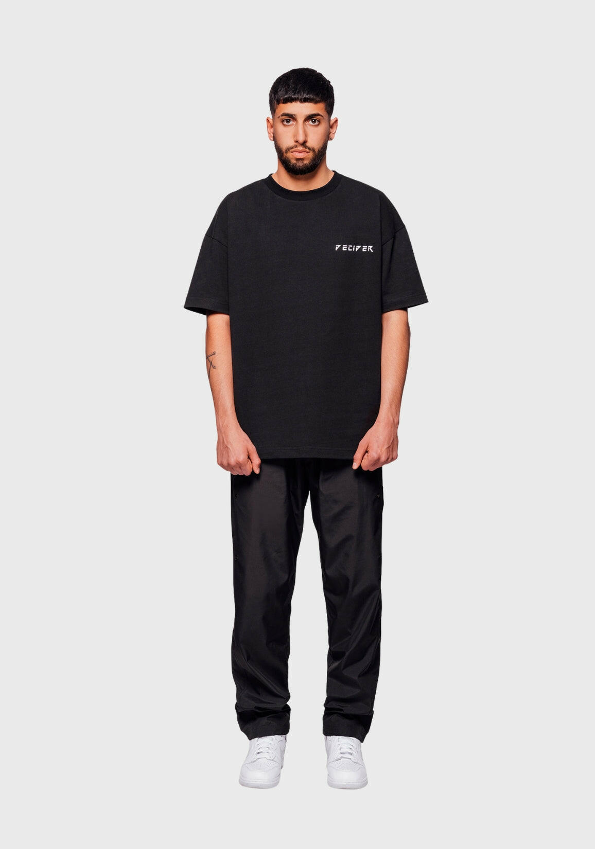 DCDR BASIC BLACK T-SHIRT.