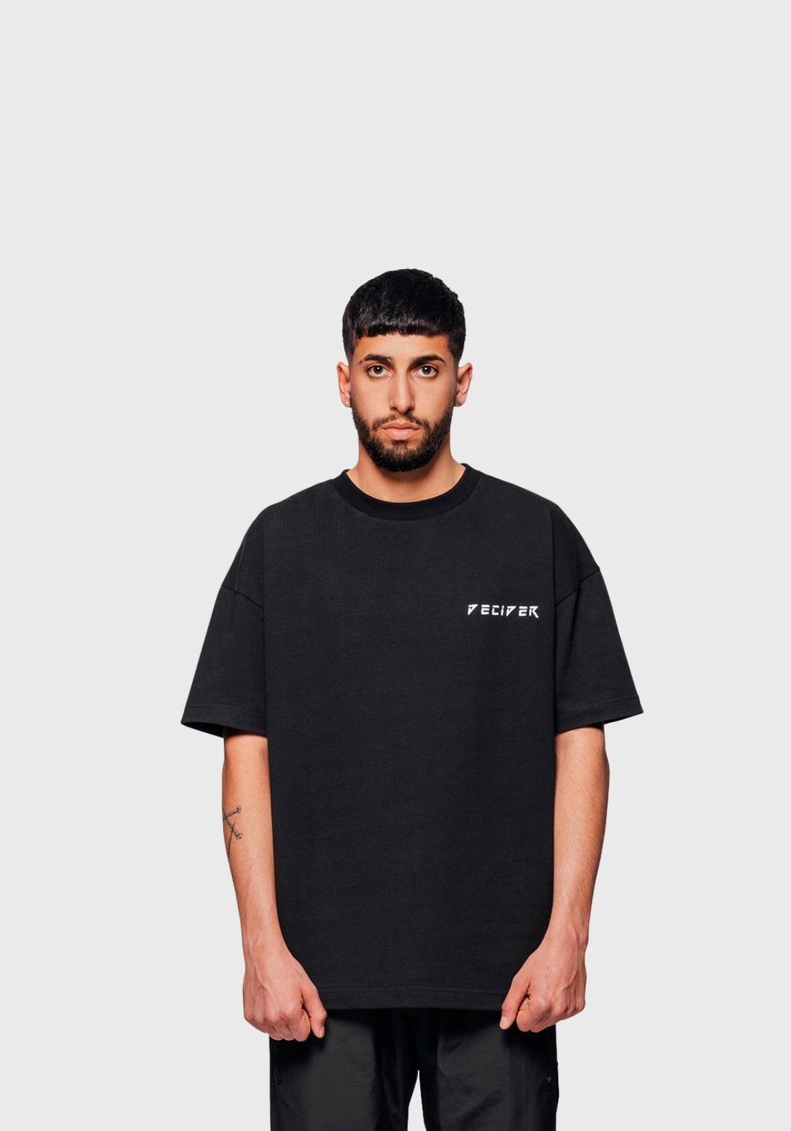 DCDR BASIC BLACK T-SHIRT.