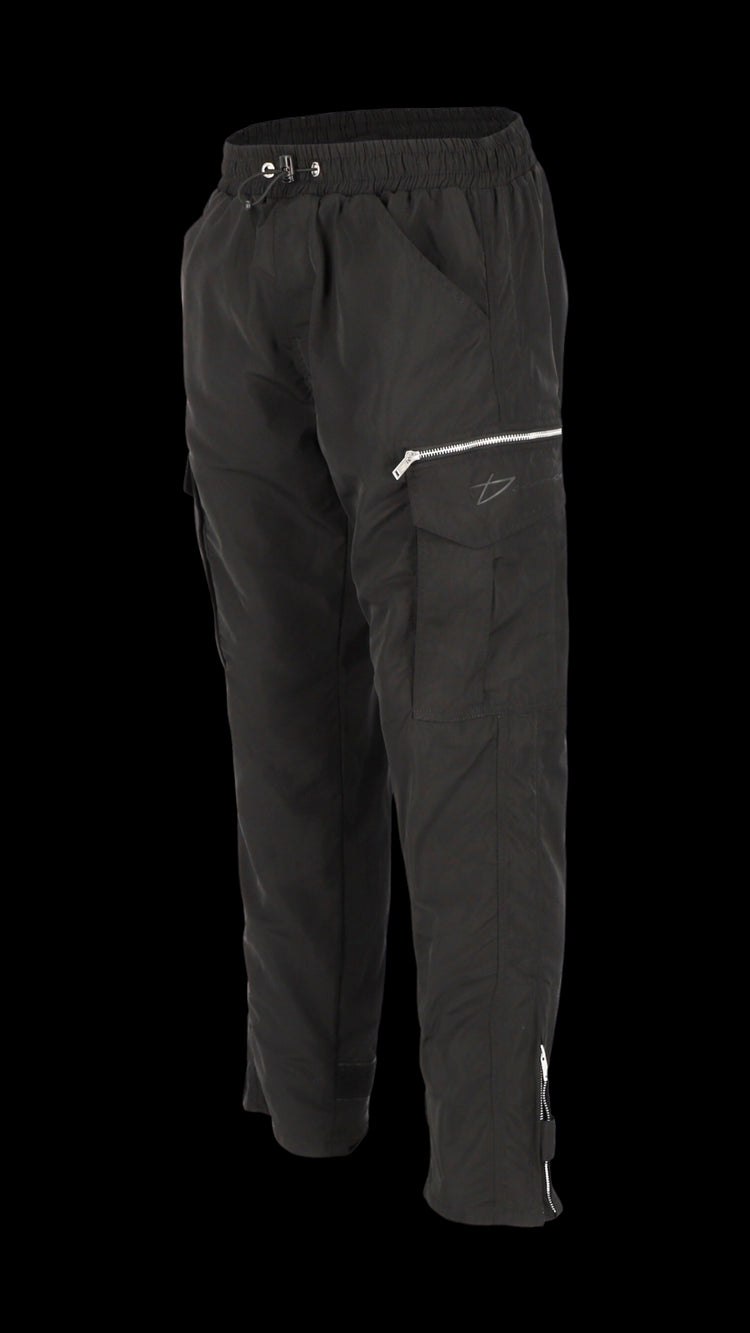 Frontales Seitenprofil einer schwarzen Jogginghose mit funktionalen Reißverschlussdetails
