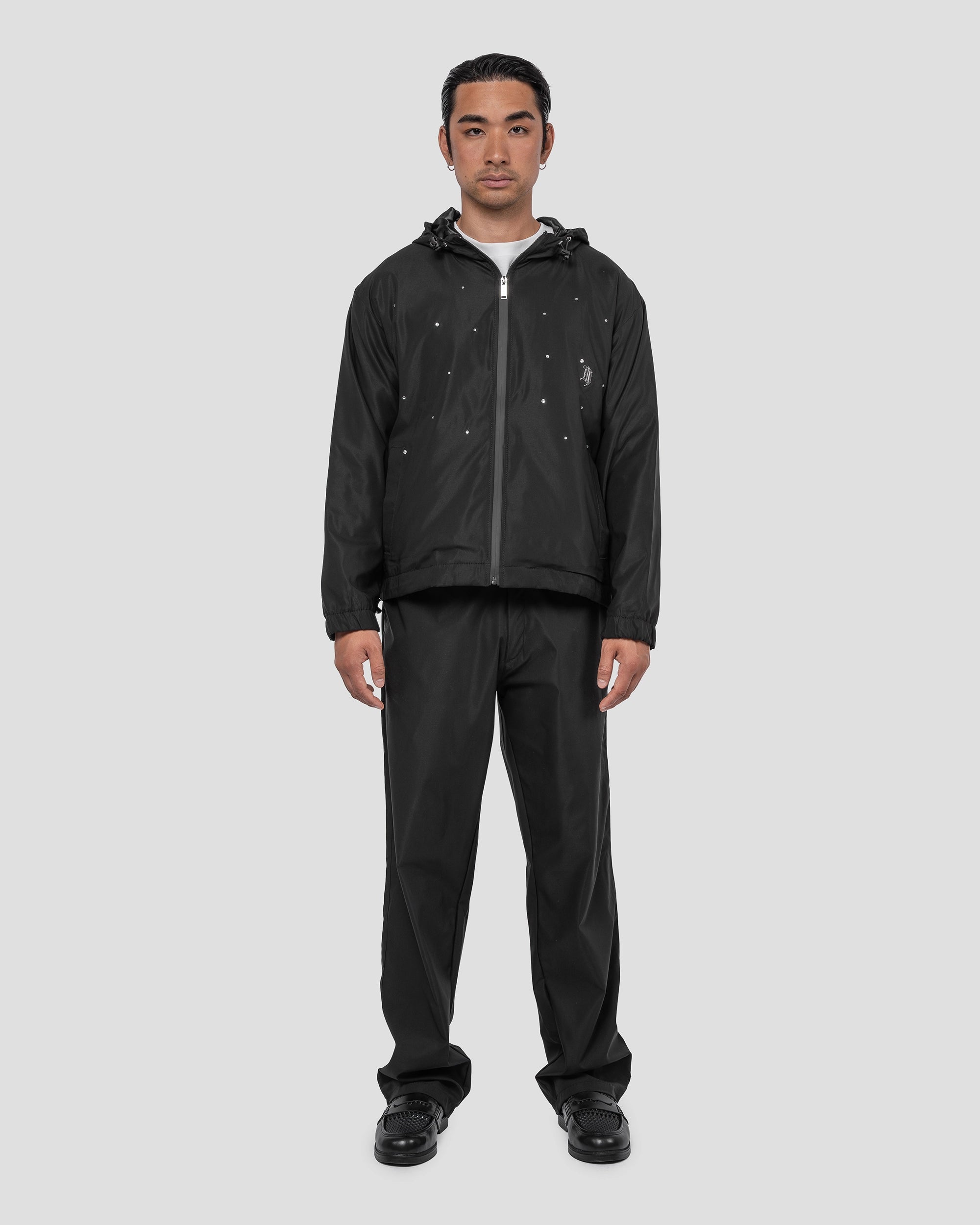 Schwarze Stretch-Satin-Jacke mit Strassdetails