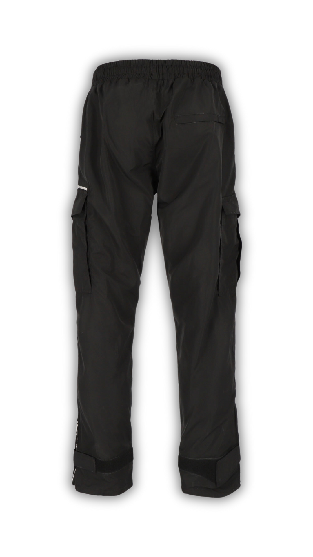 Rückansicht einer schwarzen, lässigen Jogginghose mit Cargo-Taschendetails und schlichtem Design für vielseitige Streetwear-Kombinationen.