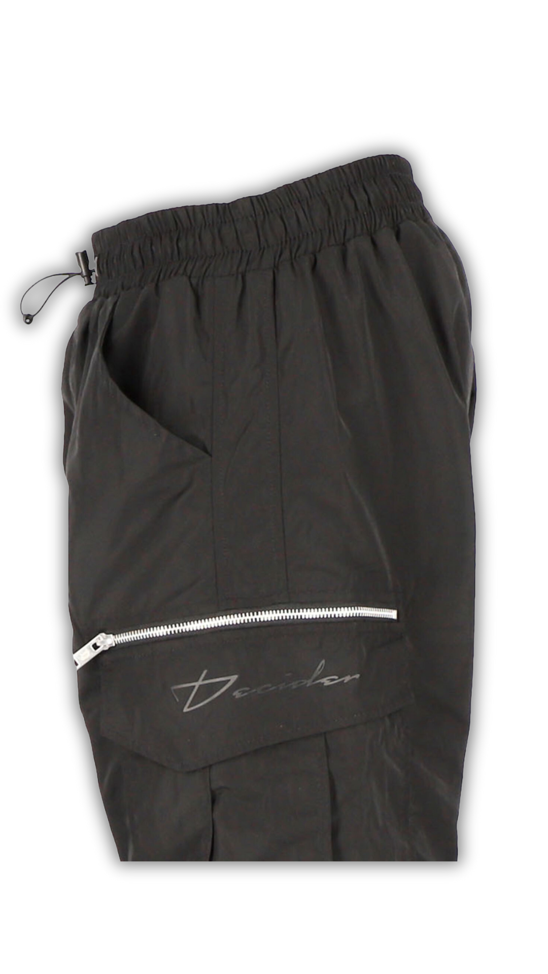 Seitliche Detailansicht der Decider Trackpants mit Tone in Tone Logo in schwarz, Taschen und Reißverschluss