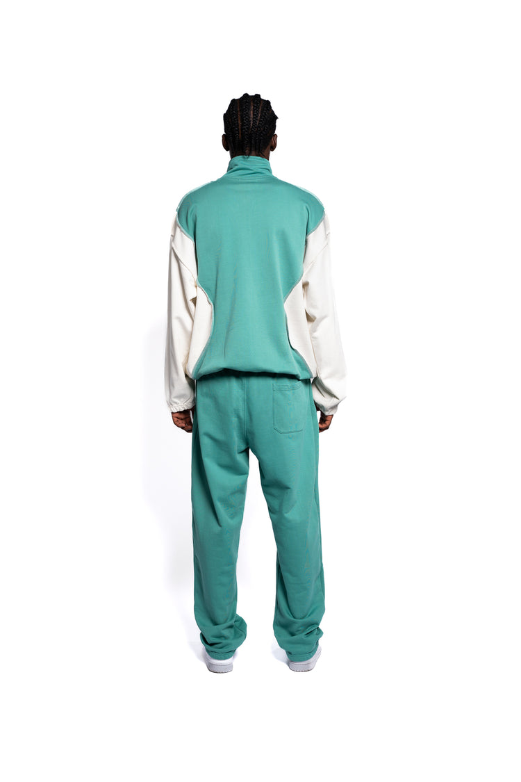 Rückansicht des pastellgrünen Decider Streetwear-Sets, Jogginghose mit Hosentasche