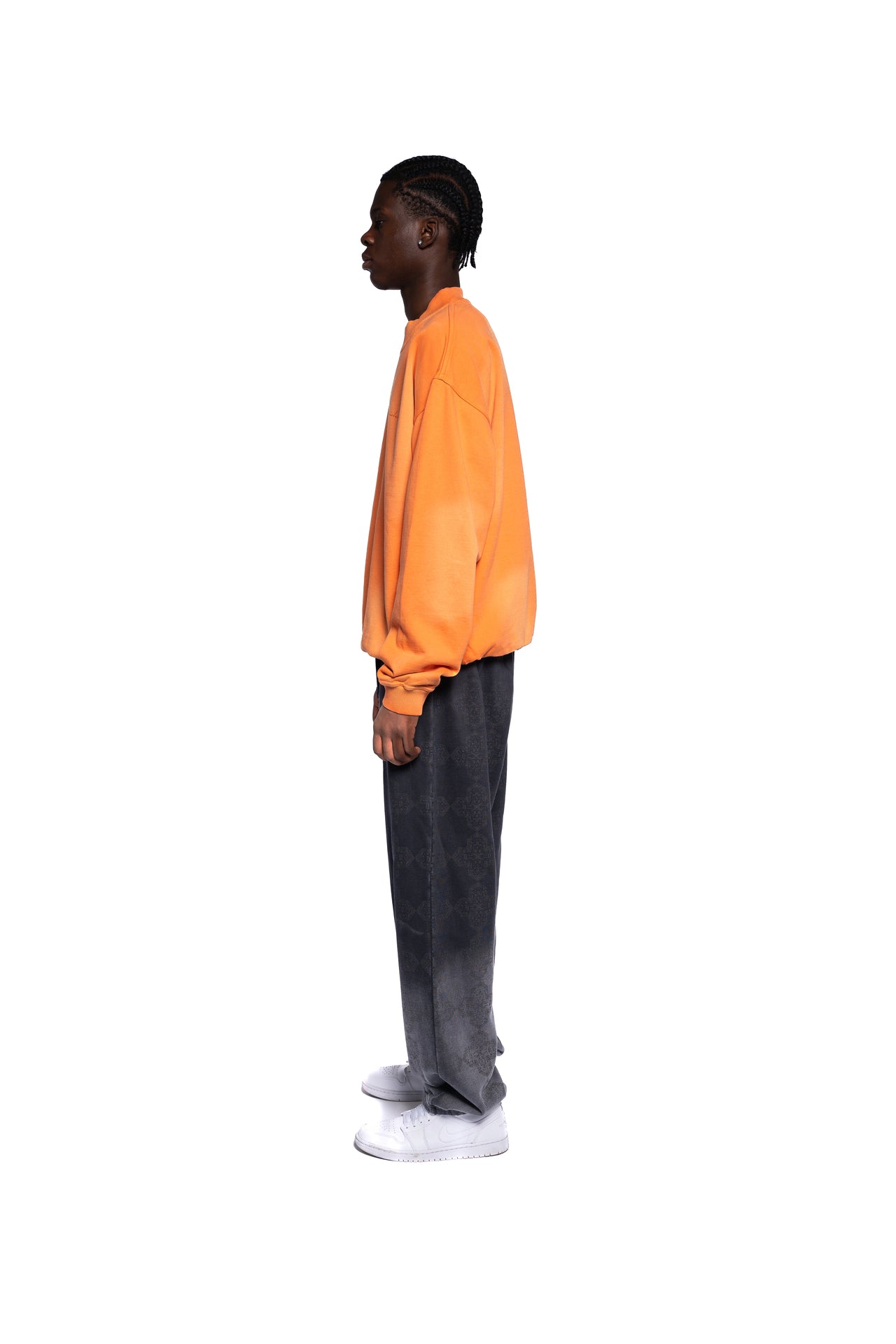 Seitenprofil des orangefarbenen Decider Sweaters ohne Kapuze