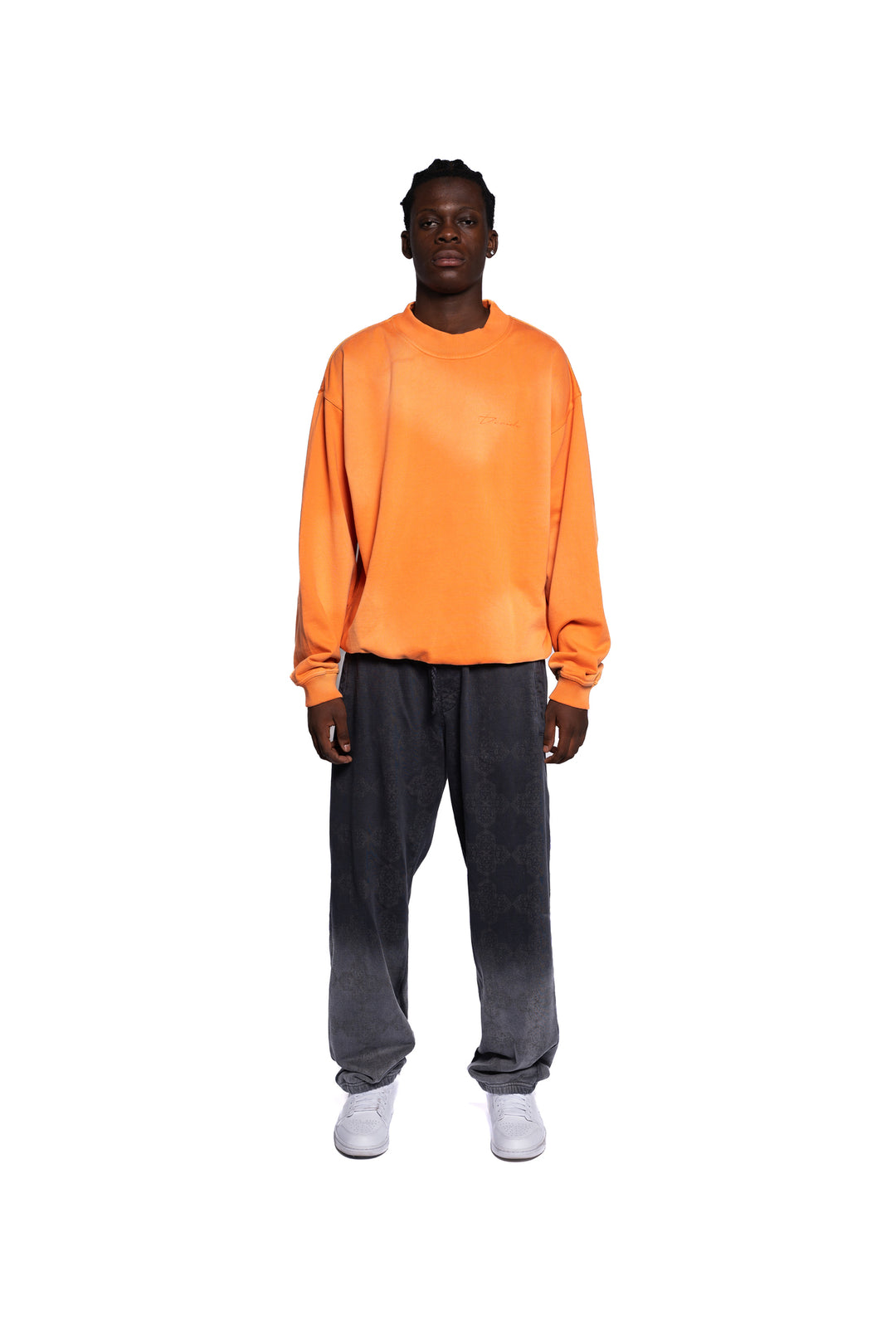 Decider Classics Urban Sweatshirt in strahlendem Orange, getragen von einem Herren