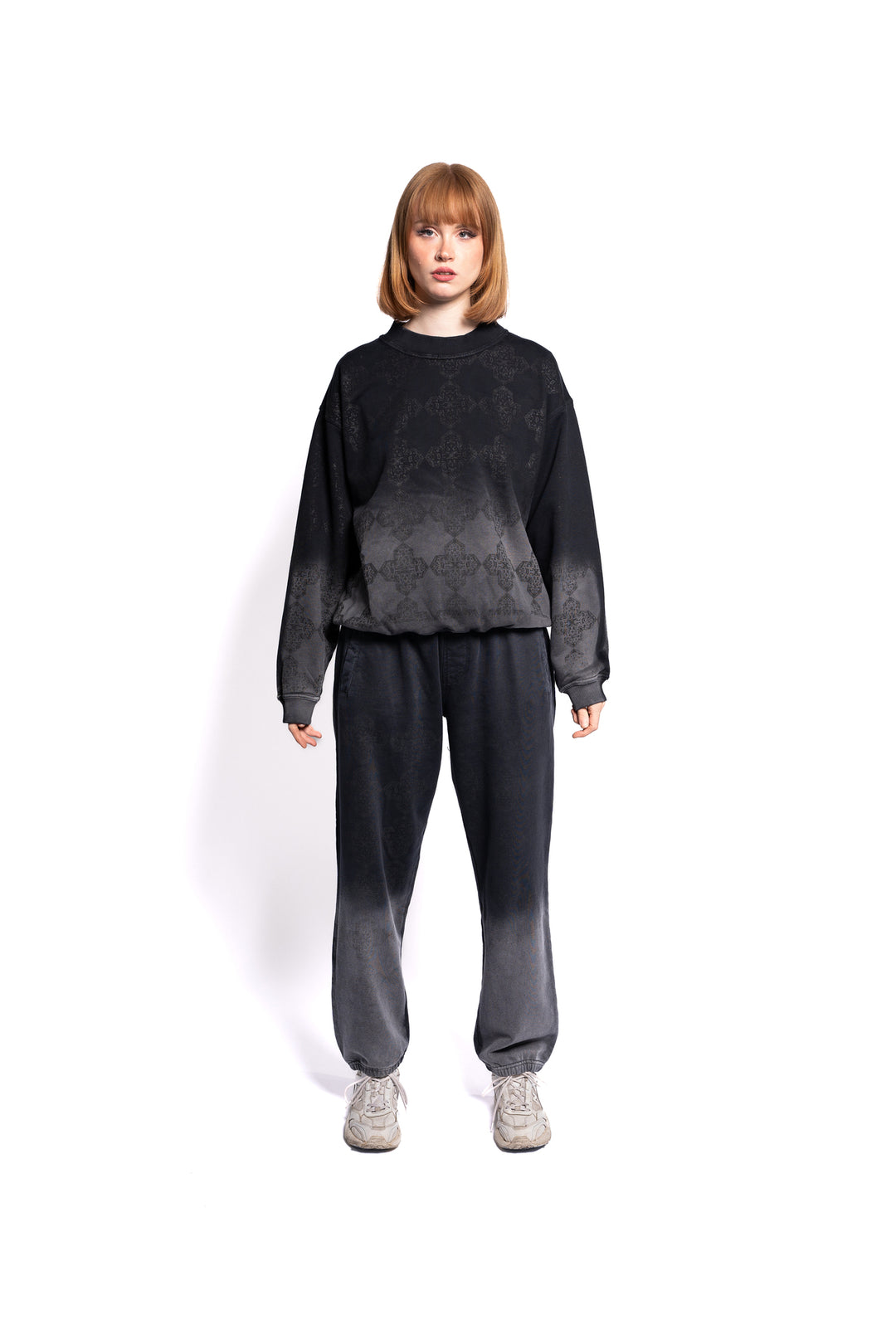 Weibliches Model präsentiert ein Designer-Monogramm-Sweatshirt in Kombination mit lässigen Jog Pants