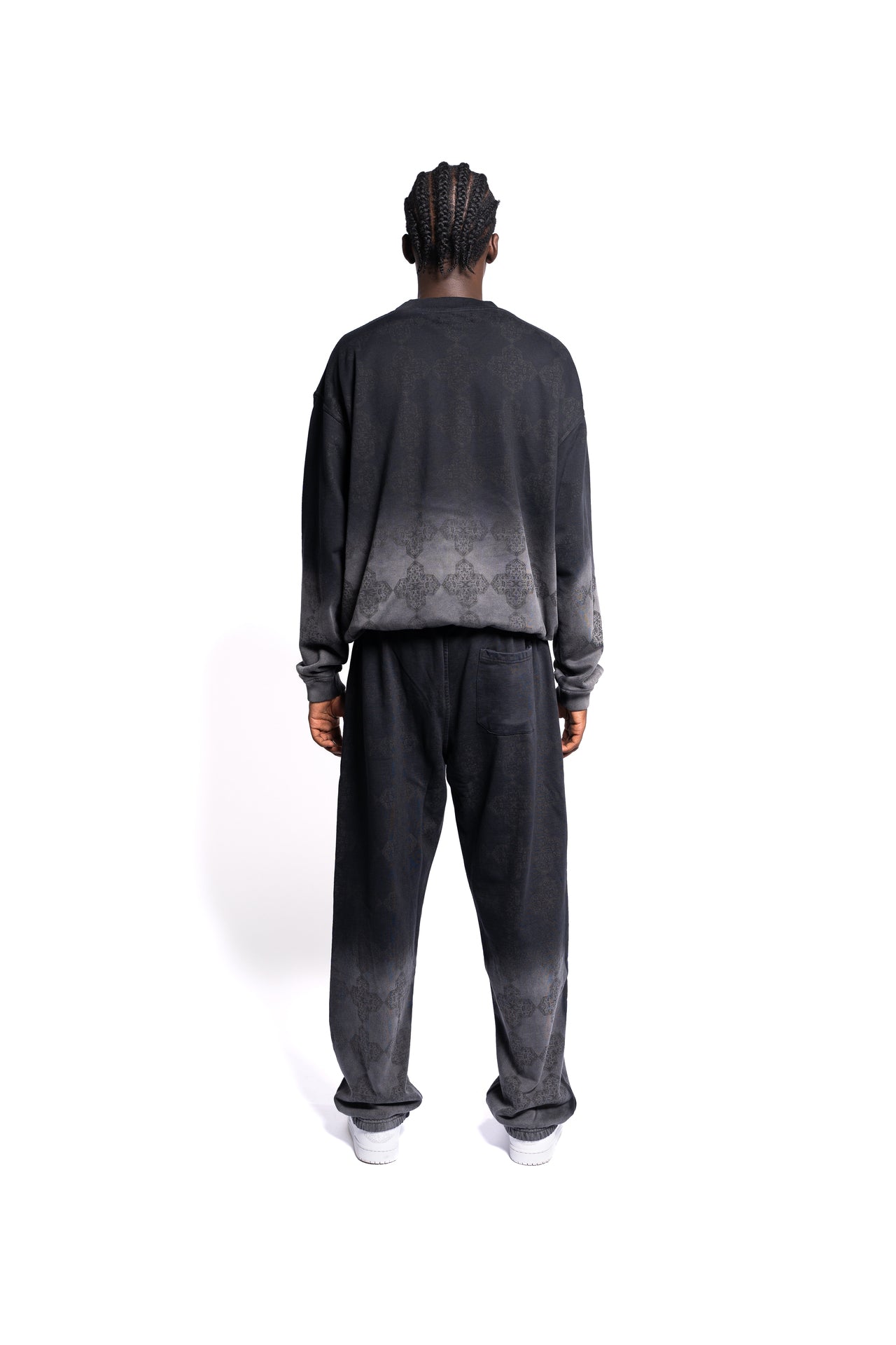 Rückansicht eines trendigen schwarzen Monogramm-Sweatshirts ohne Kapuze
