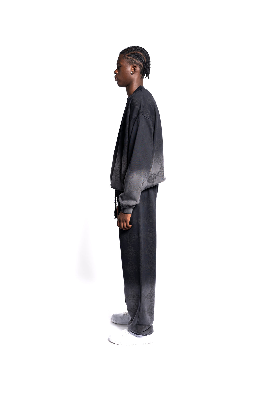 Seitenansicht eines stilvollen Monogramm-Sweatshirts mit einzigartigem Muster, gepaart mit lässigen Trackpants, Teil der Vogue-Kollektion von Decider 