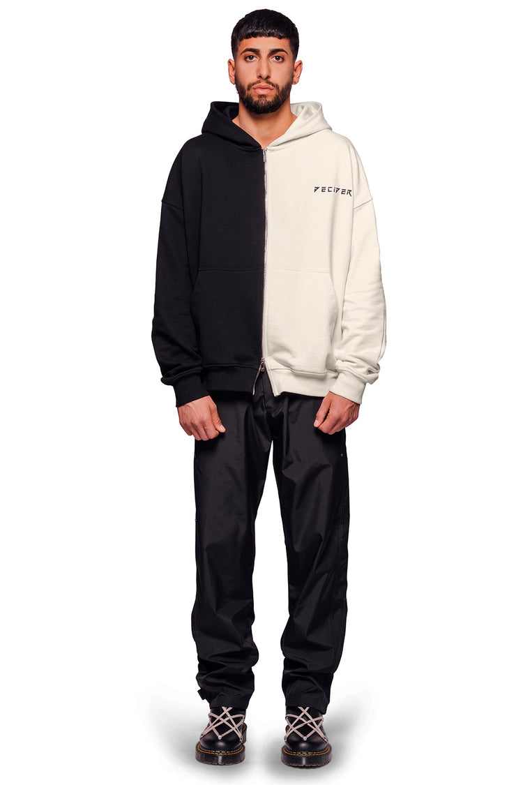 Oversize Zip Hoodie für Männer in zwei verschiedenen Farben, kombiniert mit einer Herren trackpants und schwarzen Stiefeln