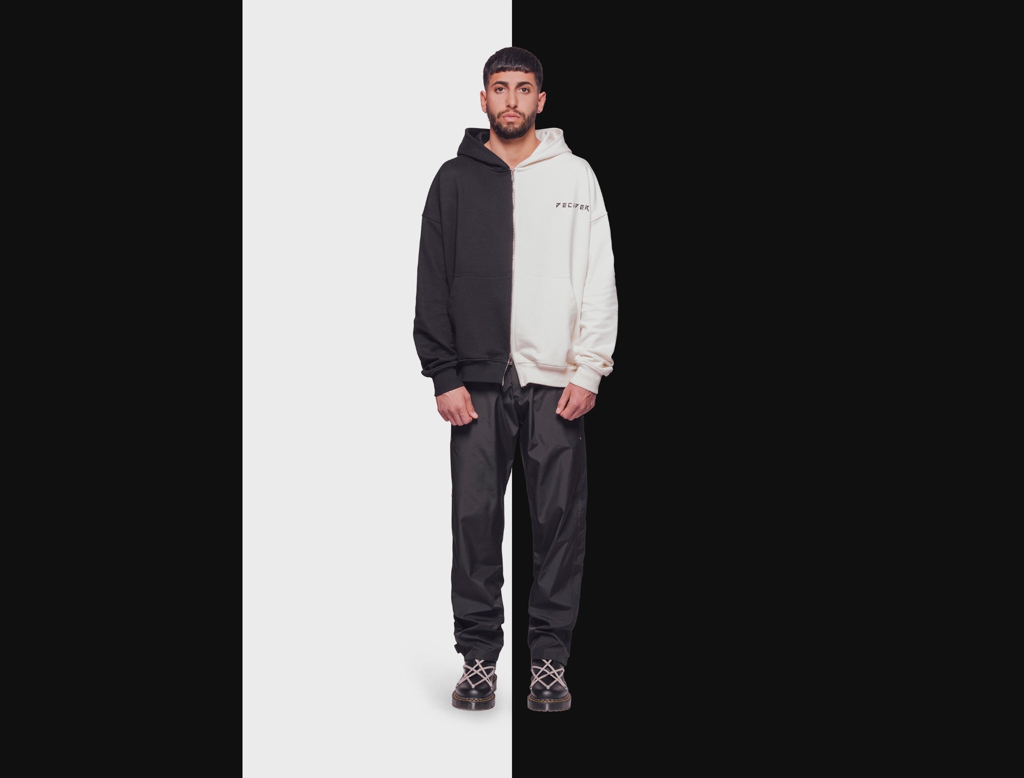 Video Frntalansicht half white half black Zipper von Decider